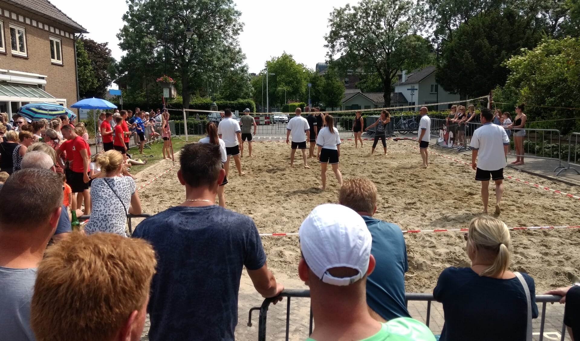 Na het succes van vorig jaar is er ook nu weer een beachvolleybaltoernooi. (foto: Jaap Plattèl/DeDoornenburger.nl)