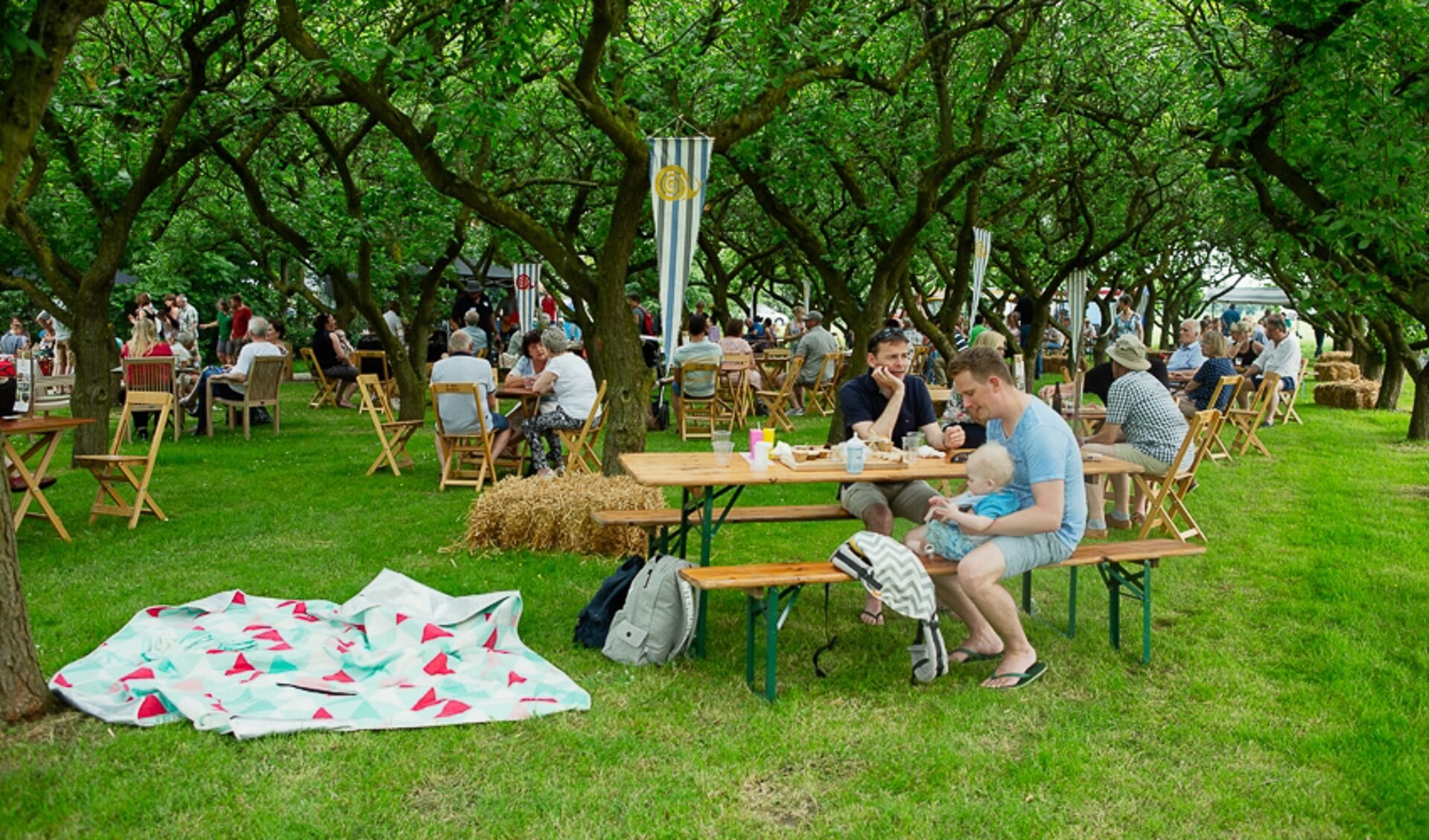 Eten, drinken en muziek in Park Bredelaar. (foto: Walter Sietinga)