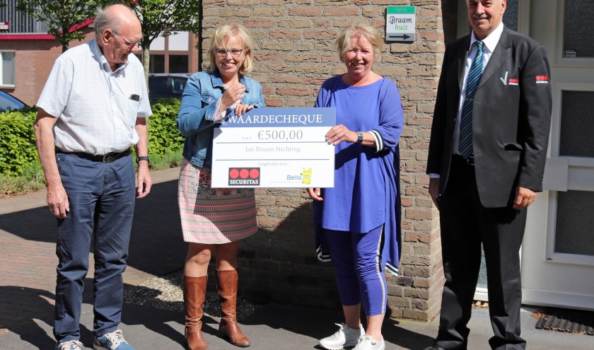 Overhandiging cheque. (foto: Jos Ross)
