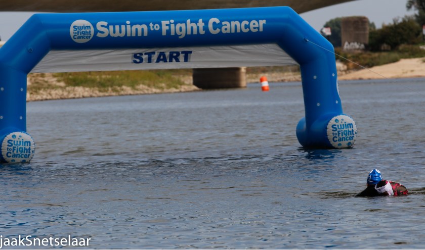 Start inschrijving Swim to Fight Cancer Nijmegenight Cancer. (foto: Sjaak Snetselaar)