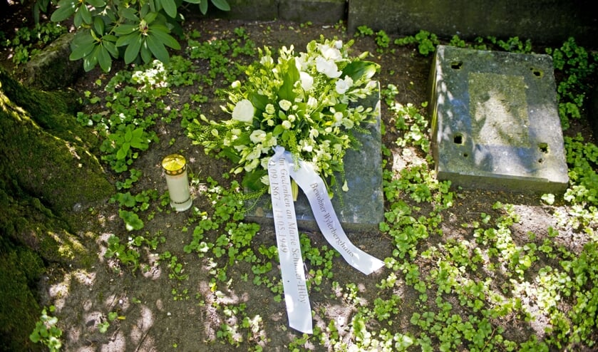 Bloemstuk op graf Marie Schuster. (foto: Vereniging Nederlands Cultuurlandschap)