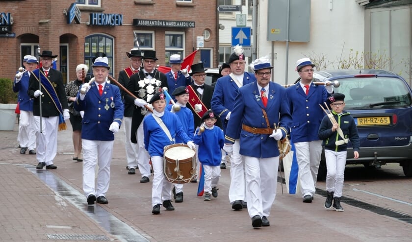 Gilden trekken door Huissen. (foto: Harrie ten Have)