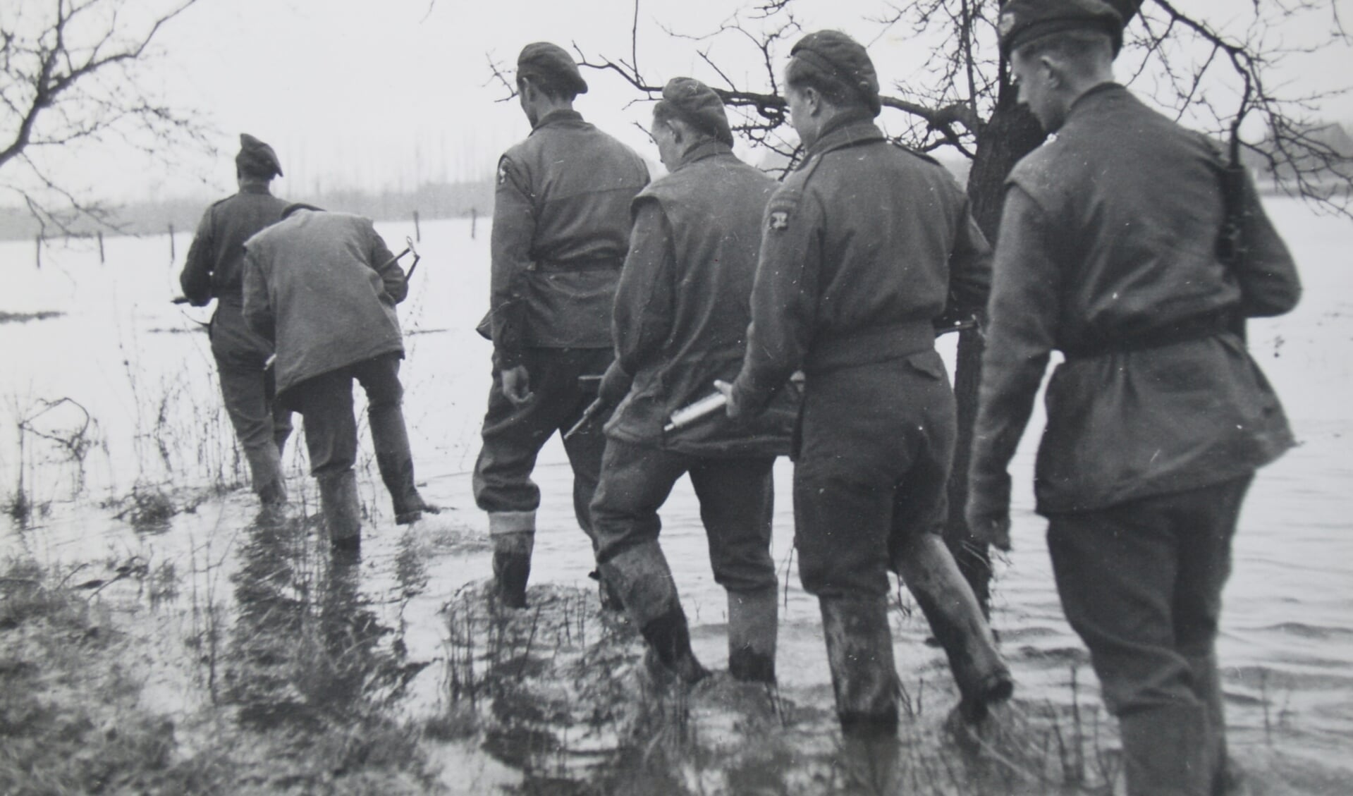 Britse soldaten waden door het overstroomde niemandsland. (foto: Ferdinand van Hemmen)