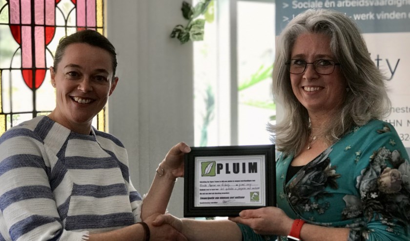 Uitreiking van de plum door Rianne Jansen, voorzitter stichting Op Eigen Tenen aan Mireille Hopman van TriUnity. (foto: H. Hopman)