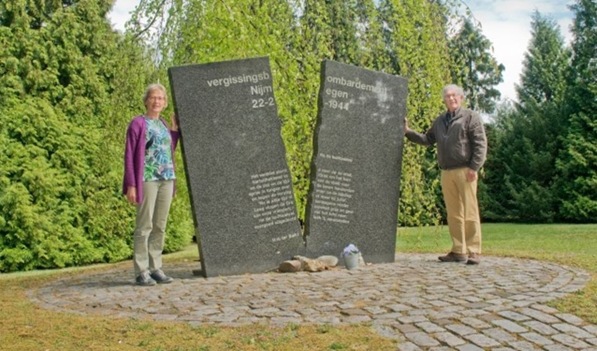 Buurtbewoonster Agnes en onderzoeker Bart willen dat de begraafplaats aan de Graafseweg meer erkenning krijgt. (Foto: Maaike van Helmond)