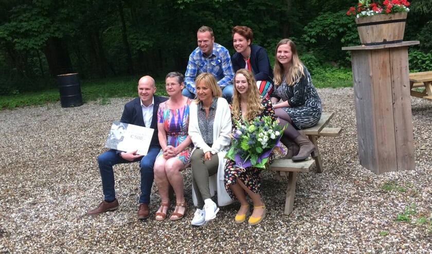 Yvonne Jaspers deelt prijs uit aan familie Bouwens. (foto: ForFarmers)
