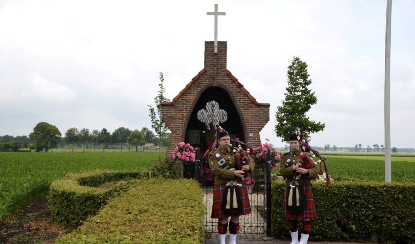 Tijdens de exodustocht een ode bij de kapel op De Heuvel. (foto: Martien van Hemmen)