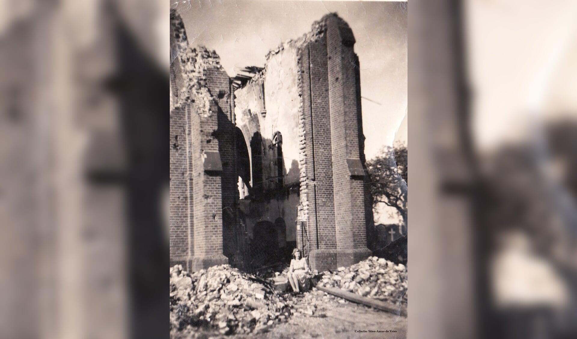 Ruine RK Kerk Angeren na de oorlog '45. (foto: bron HKA)