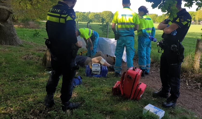 Slachtoffer die gebeten is door een hond. (foto: Waldie Rutten / 112nieuwsgroep)