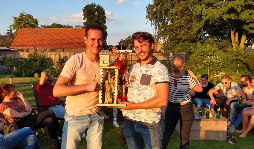 Corrie ontvangt 'Den Gouden Pluim' van vorige winnaar Tim Polman. (foto: Alarmfase 3)
