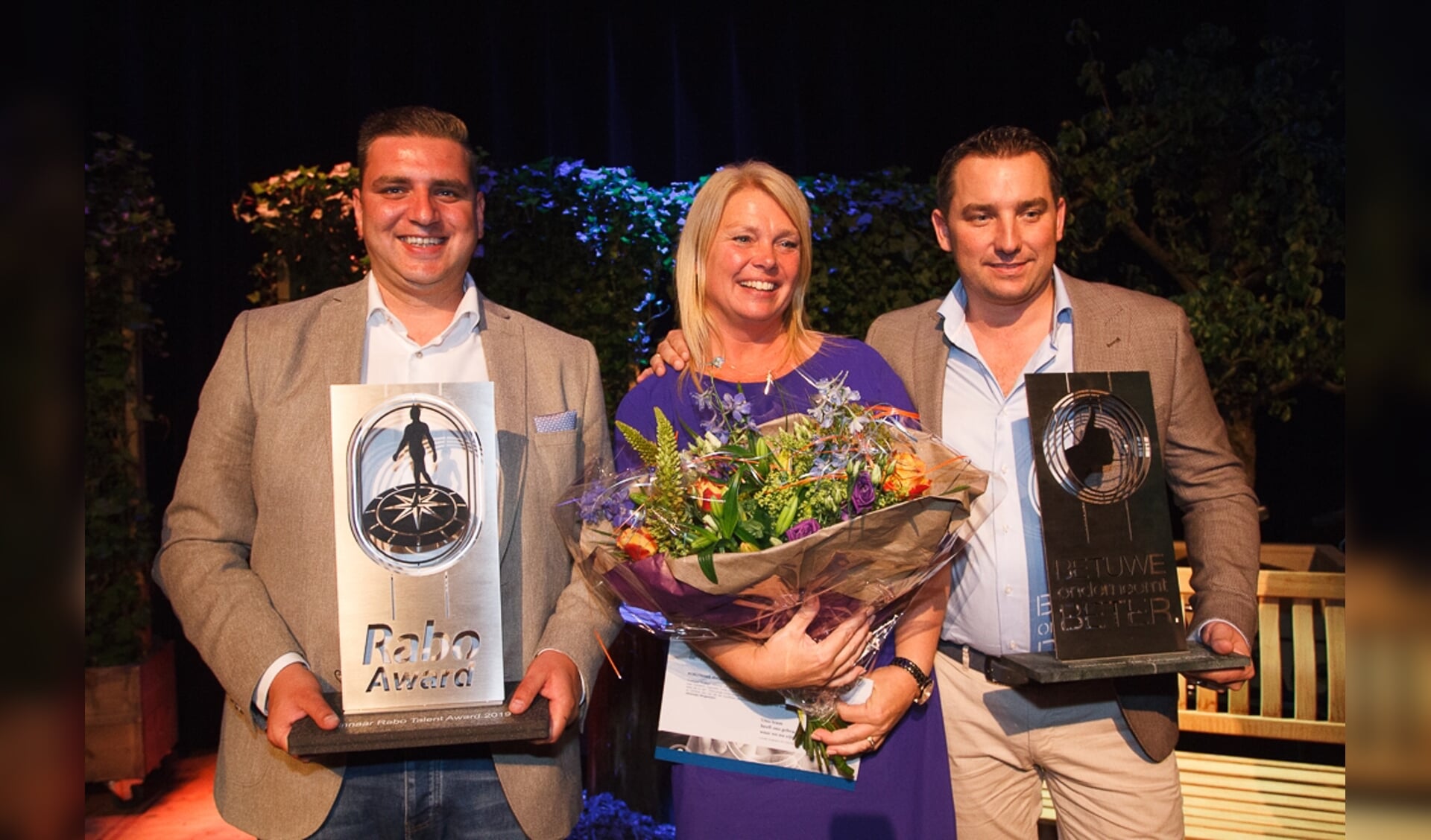 Rabo Talent Tom van Dalen (links) van Van Dalen Infra & Milieu en ondernemer van het jaar Linda Kuipers en Gunther Maters van Koeltrans Angeren. (foto: Sander van de Geijn)