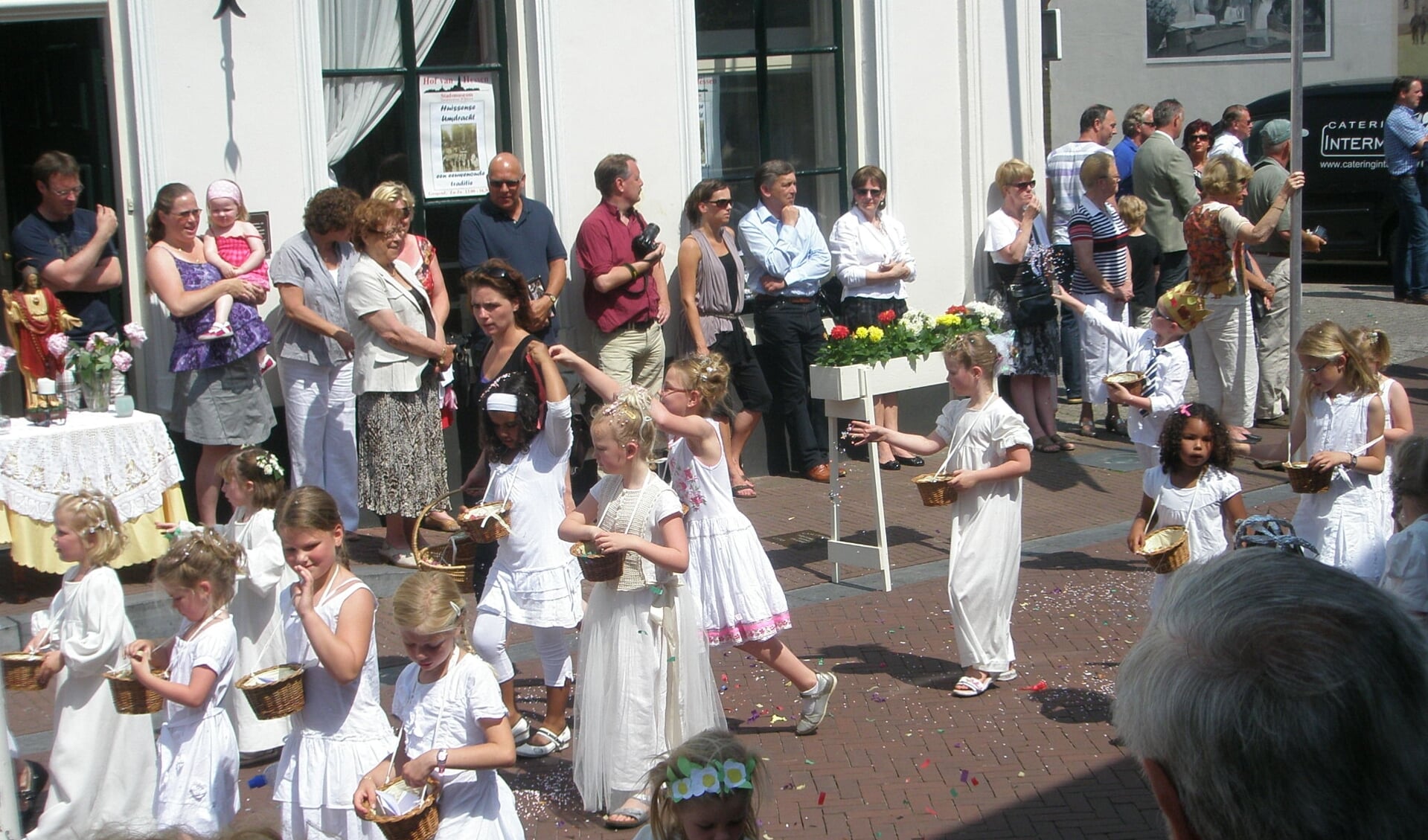 Archiefopname van de Huissense Umdracht: bruidjes in de Vierakkerstraat. (foto: Archief Huissense Umdracht)