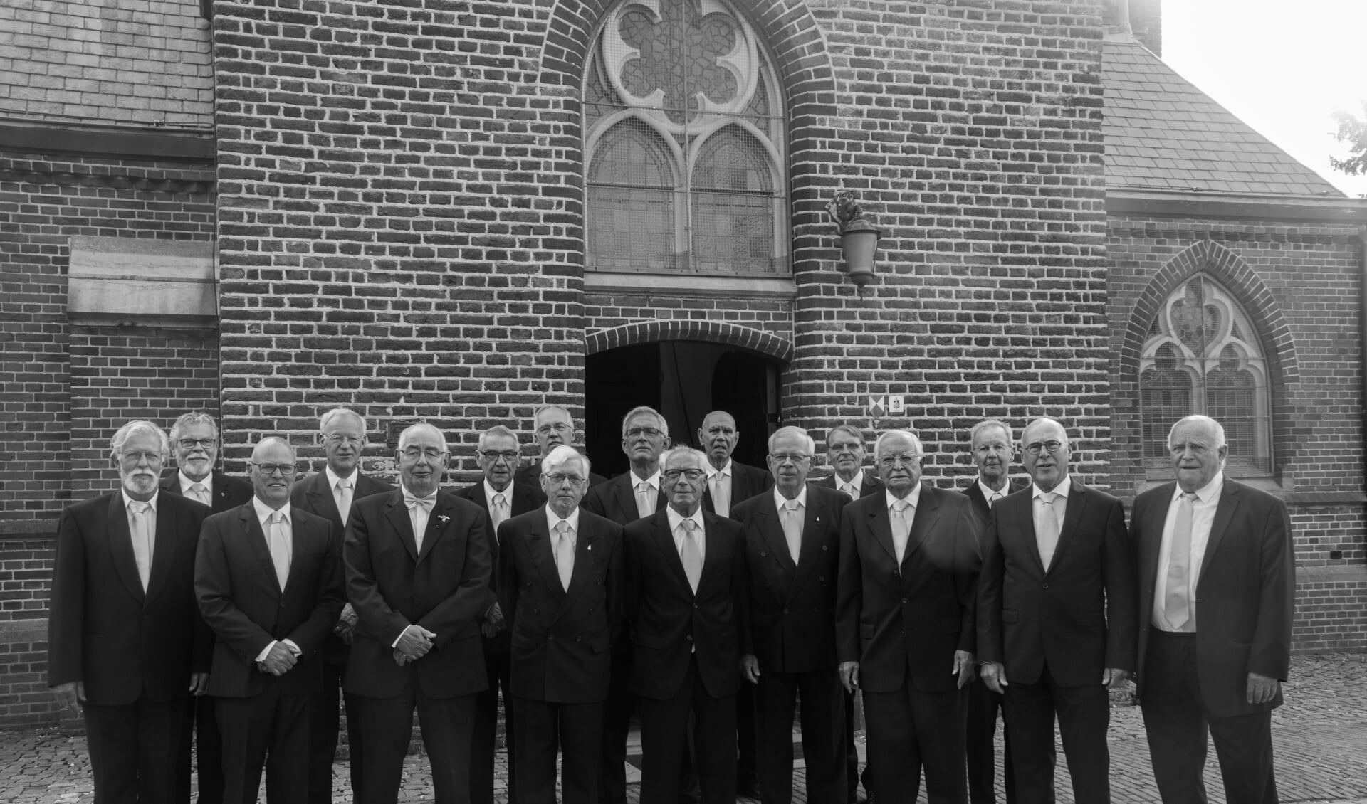 De Broederschap voor het kerkje in Mook. (foto: Hans Stiekema)