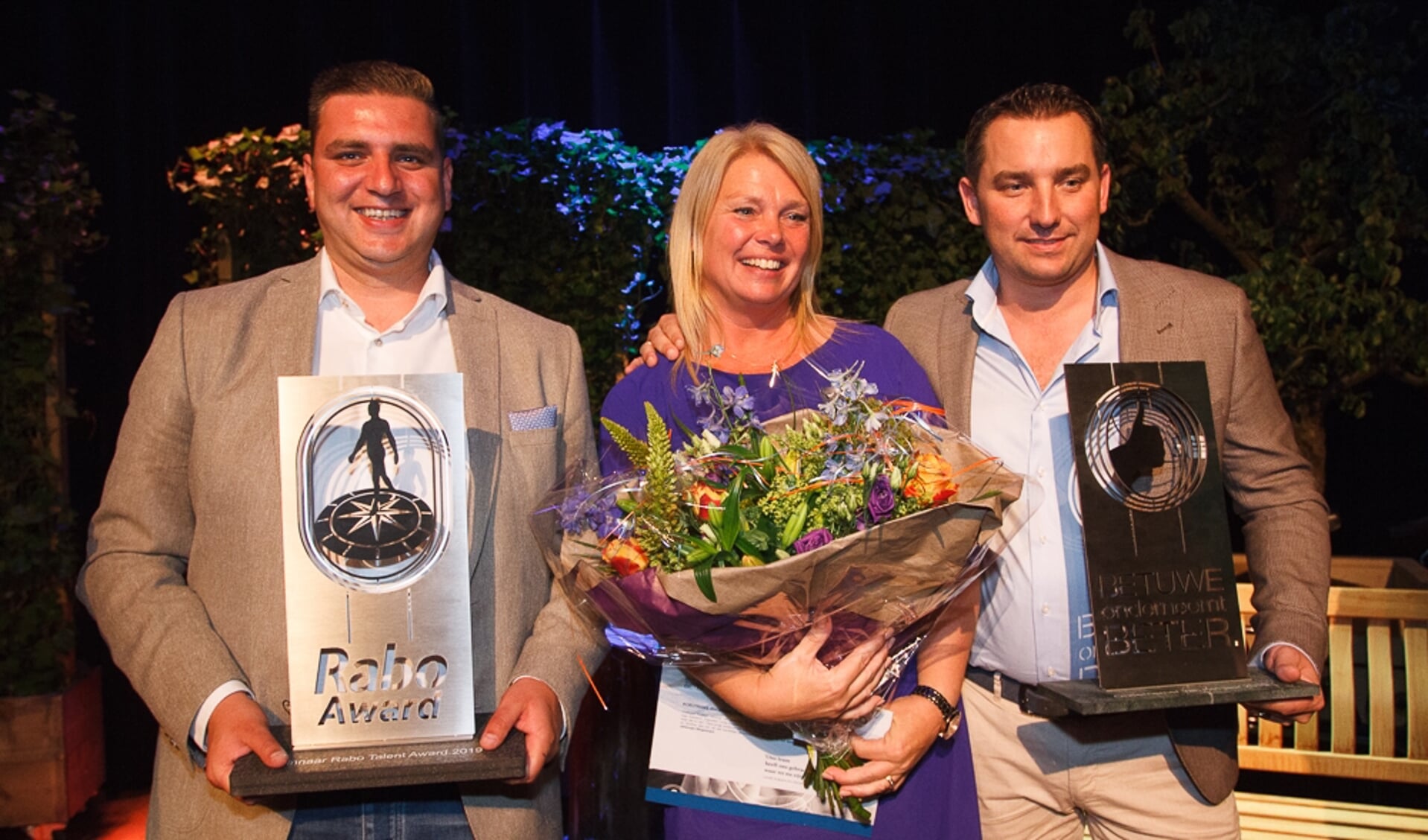 Rabo Talent Tom van Dalen (links) van Van Dalen Infra & Milieu en ondernemer van het jaar Linda Kuipers en Gunther Maters van Koeltrans Angeren. (foto: Sander van de Geijn)