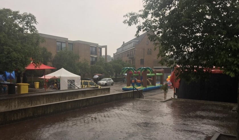 Verregend Raadhuisplein. (foto: P. Wolff)