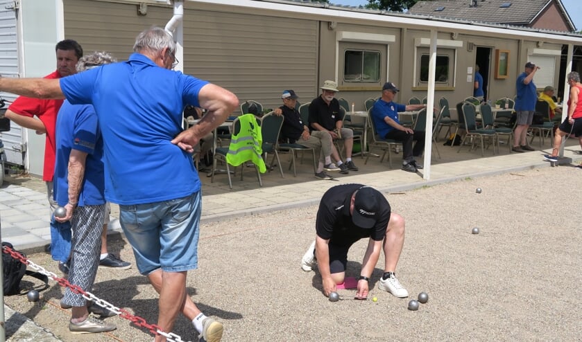 Welke boule ligt het dichtst bij de but? (foto: JBC Lingewaard)
