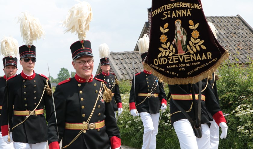 Schuttersvereniging Sint-Anna op weg naar een gezellige kermis. (foto: Bert Rinkel)
