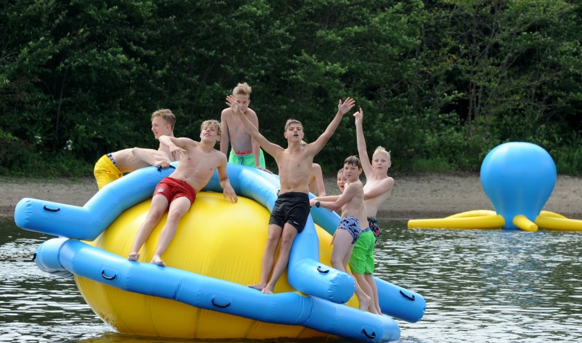 Zwembad Walburgen in Gendt heeft voldoende cheques bij elkaar weten te sprokkelen om een dit speeltje aan te kunnen schaffen. Afgelopen zaterdag werd het gepresenteerd. (foto: Sjaak Veldkamp