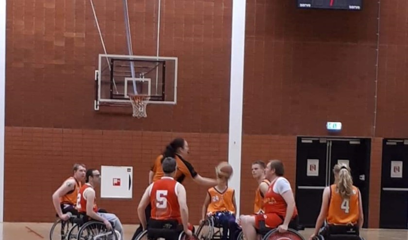 Aanvangssprongbal Martijn van de Goor (Center). (foto: Pigeons Basketbal)
