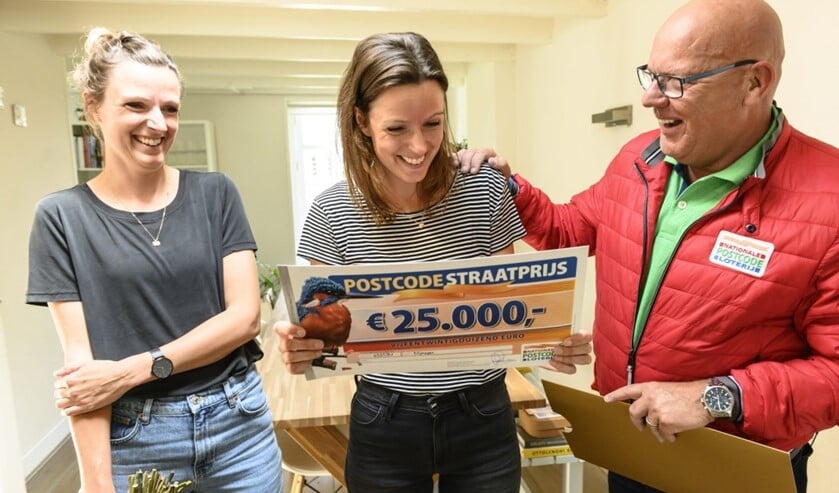 Leenke wint 25.000 euro én een nieuwe vakantiehuis met de PostcodeStraatprijs.
