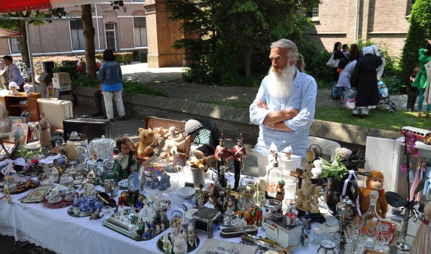 Antiek, curiosa en tweedehands artikelen te koop op de Luikse Markt van CV Zet 'm Op. (foto: B. Knot)