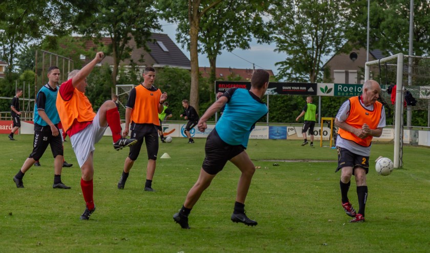 Voetbalwedstrijdje met leden van 16 tot 66 jaar! (foto: Johan van Ingen)