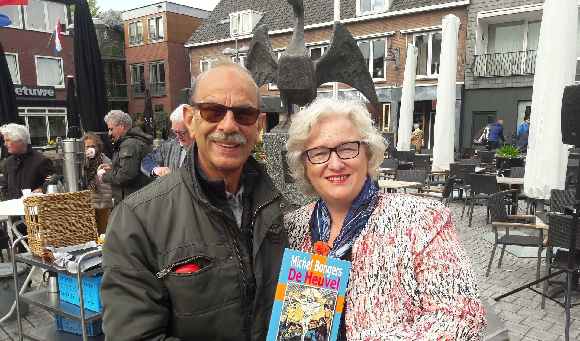 Mevrouw schuurmans ontvangt WO II boek van Michel Bongers door Van Hemmen. (foto: Henk van Eimeren)