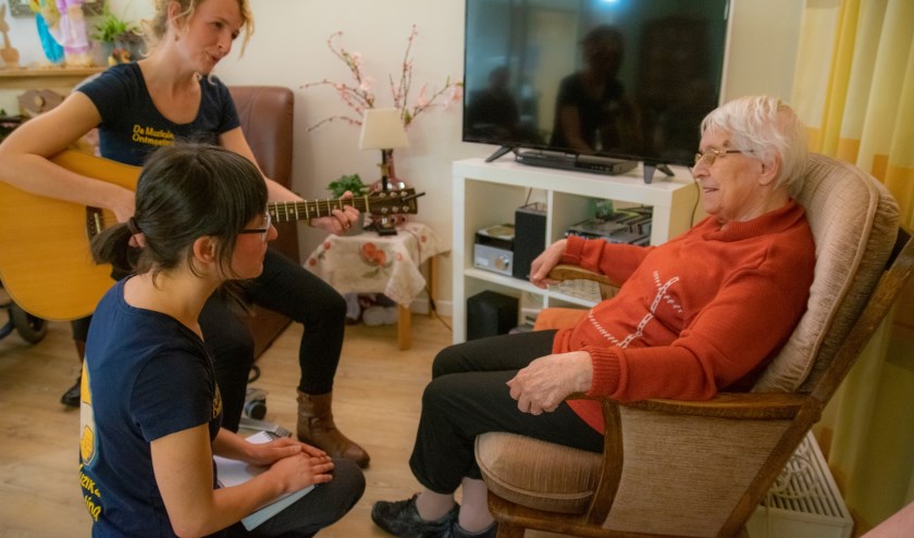 Persoonlijk toezingen door het team van de muzikale ontmoeting. (foto: Vincent Moll)