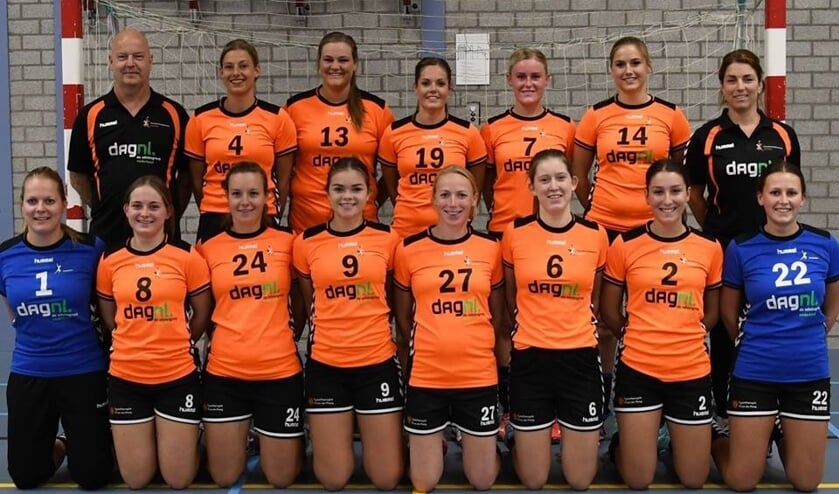 Teamfoto van HV Angeren van het afgelopen seizoen. De selectie blijft grotendeels in tact. Linksboven de vertrokken trainer Fred Wieland.