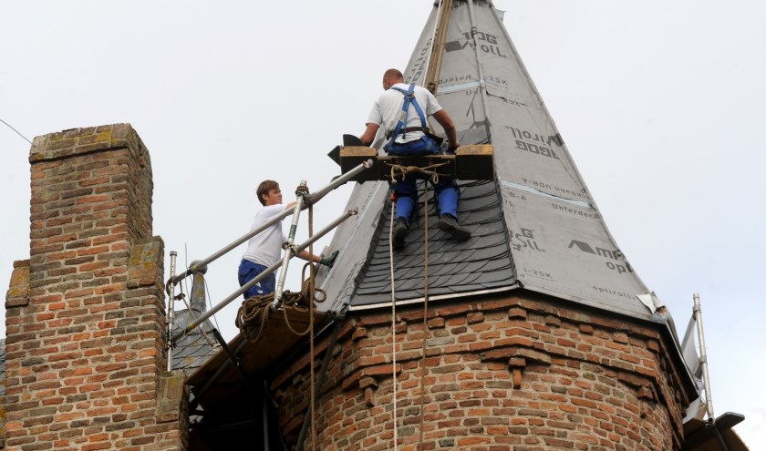 De torenspitsen krijgen nieuw leisteen. (foto: Sjaak Veldkamp)