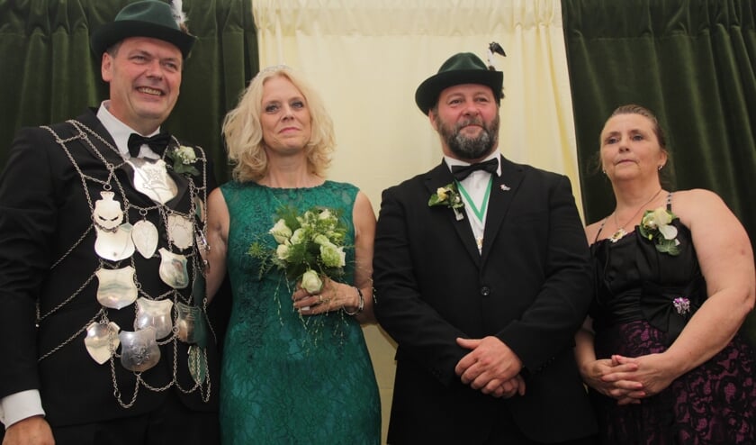 Links op de foto het nieuwe koningspaar Gijs Arts en Joyce, rechts het oude koningspaar Johnny en Rosita Janssen. (foto: Peter Hendriks)