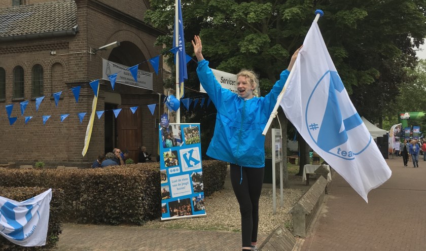 Vrijwilligster wijst wandelaars #Vteam route naar De Hoeksteen. (foto: Locatieraad St. Werenfridus Elst)