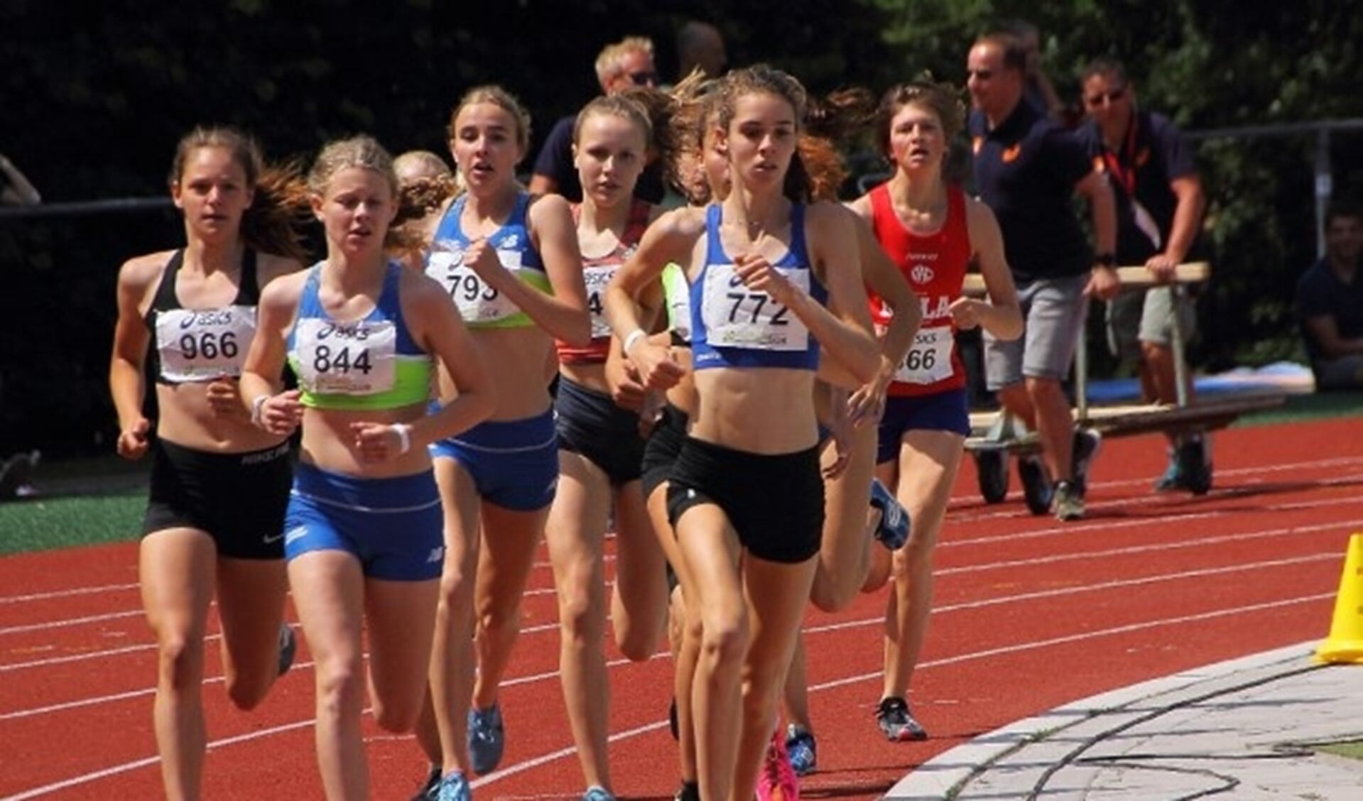 Ellen van Doorn (772) aan de leiding van de 1500 meter