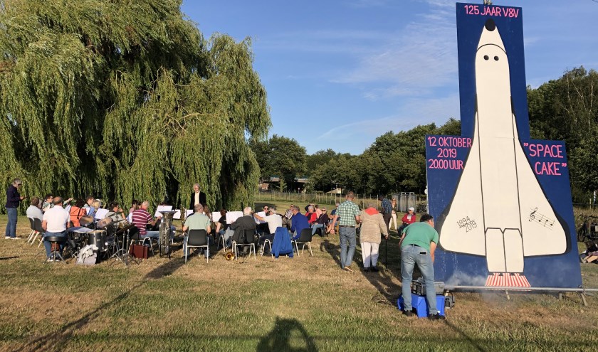 Muzikale onthulling reclamebord voor muziekspektakel van 12 oktober. (foto: Peter Verhoeven)