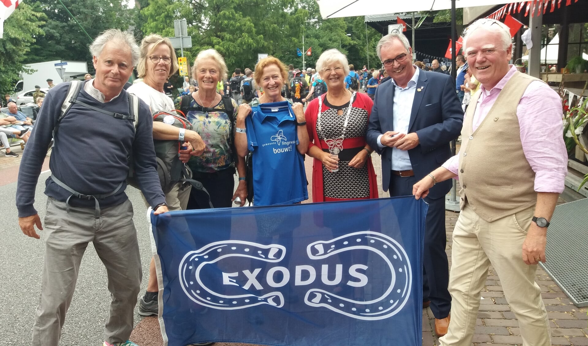 Het exoduswandelteam met mevrouw Meijers en de heer Gietemann. (foto: Martien van Hemmen)