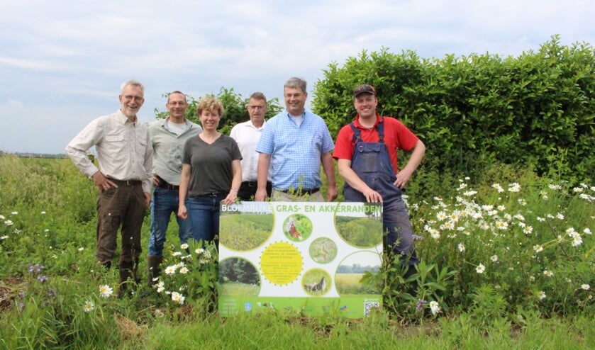 Projectgroep bloemrijke akkerranden, van links naar rechts: Henk van Ziel, Tijl Essens, Corine Weiman, Bert Snel, Bas Colen en Peter Mulder. (foto: Harrie Seesink)
