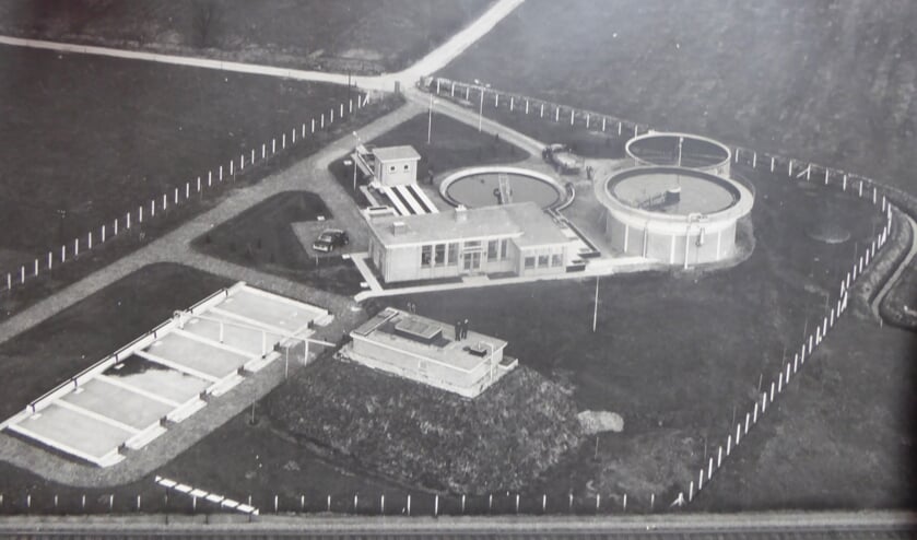 Luchtfoto van de waterzuiveringsinstallatie gelegen tussen de Cranenburgsestraat en de spoorlijn (foto: Collectie Heemkundekring Groesbeek)