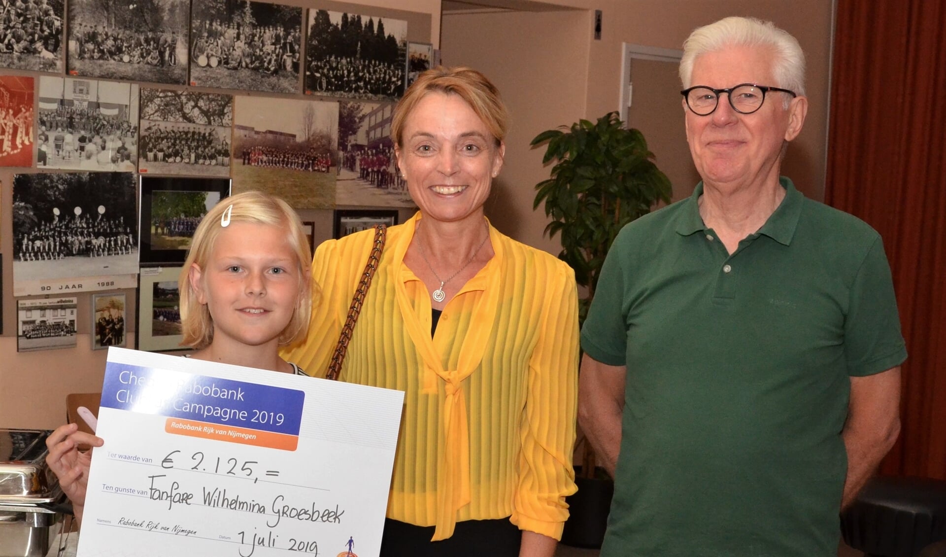 Uitreiking cheque Rabo clubkascampagne door Angela Driessen aan voorzitter Miel Fransen en jeugdlid Lieverke Overduin. (foto: Theo Kersten)