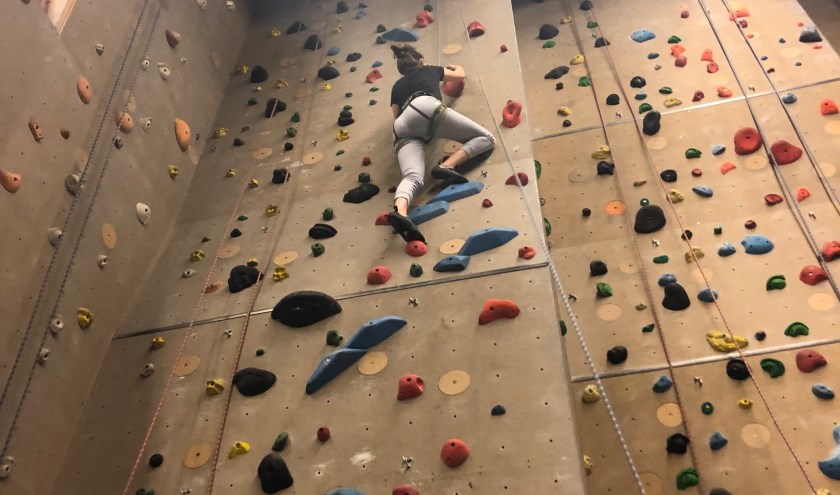 Eva Visser actief op de klimwand, die ze met veel bravoure nam en die haar het klimvaardigheidsbewijs opleverde. Iets dat de fotograaf later ook presteerde. (foto: Eva ter Maat)