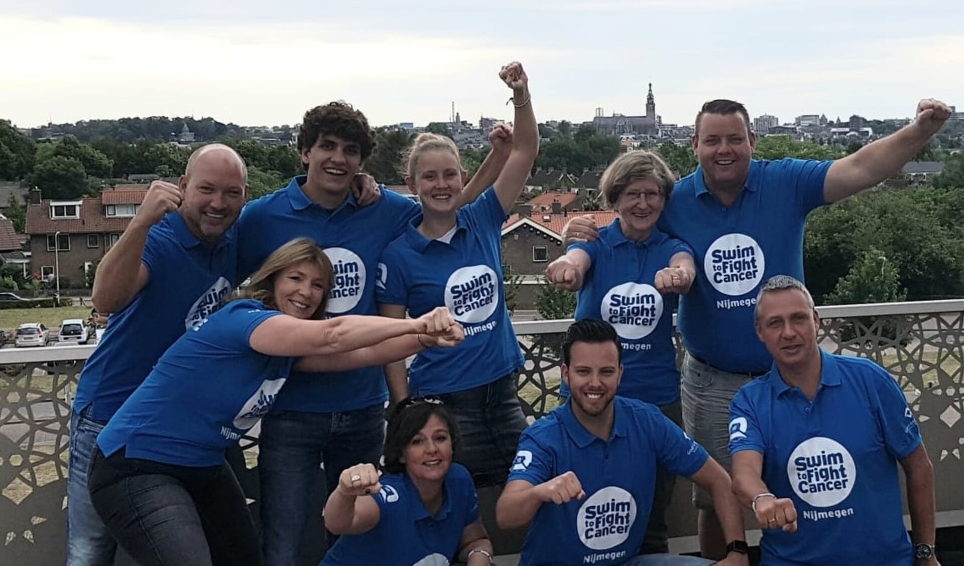 Team Swim to Fight Cancer dankt MarqID en Goed Geregeld Makelaardij voor de prachtige shirts. (foto: Archief Swim to Fight Cancer Nijmegen)