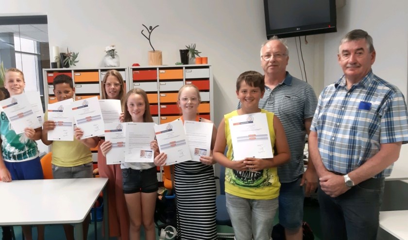 Zes geslaagde leerlingen met diploma. (foto: Tamara van der Leij / HD)