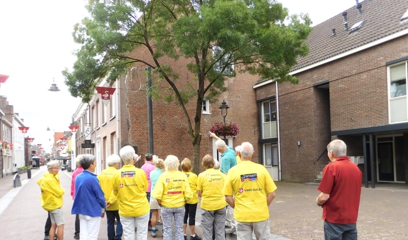Loopgroep Huissen bij historisch pand. (foto: Annetje Geertsen)