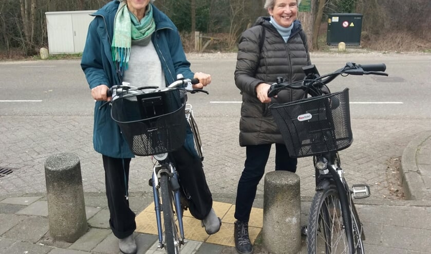 Dames gaan fietsen. (foto: Wilma Berends)