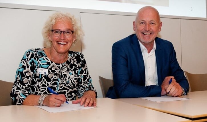 Lid college van bestuur HAN Yvonne de Haan en CWZ-bestuurder Gosse van der Veen tekenen het samenwerkingsconvenant.