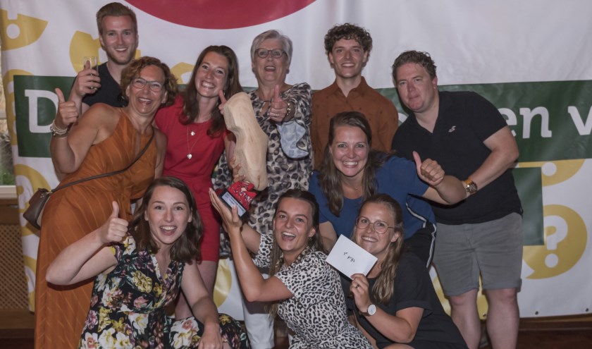 Het winnende team De Handbaltopppers met de wisselbokaal van de Das Groessen Kwis. (foto: Eef & Co)