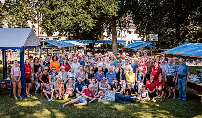 Vrijwilligers Eshofmarkt. (foto: Jaleesa Derksen)