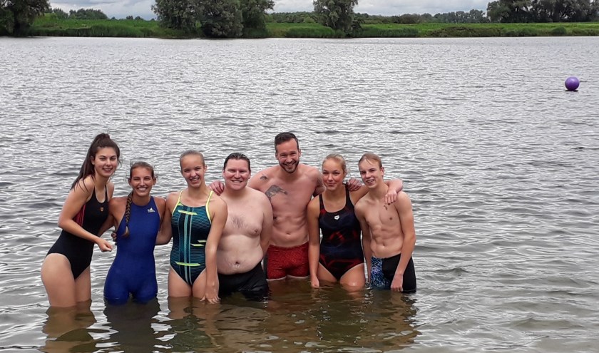 Van links naar rechts: Veerle Elting, Esmee Anne de Meulmeester, Joyce van Suntenmaartensdijk, Bouke Timmer, Jordy Jolink, Susan Koeslag, Wesley Peters, bij de startplek van de Lektocht in Beusichem. (foto: M. Peters)