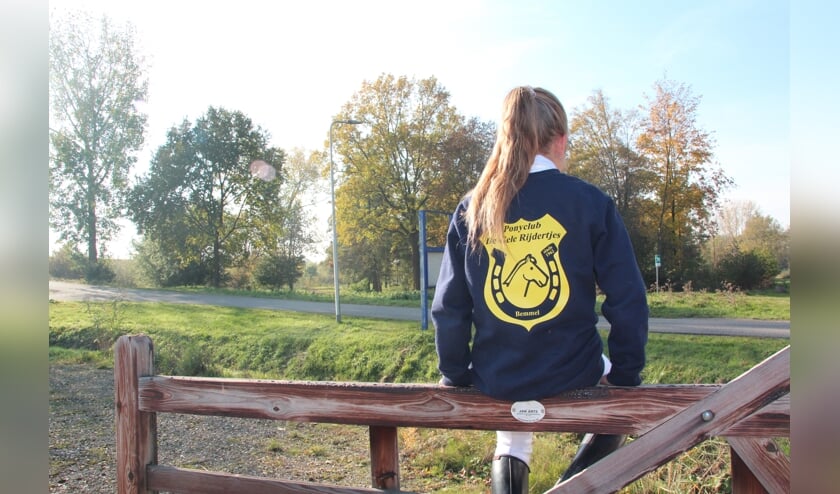 Rug van lid met clubtrui. (foto: Ponyclub De Gele Rijdertjes)