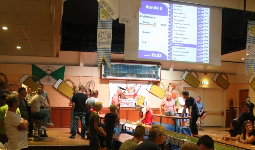 Het opmeten van de geschoven afstand is een secuur werkje. (foto: muziekvereniging Crescendo)