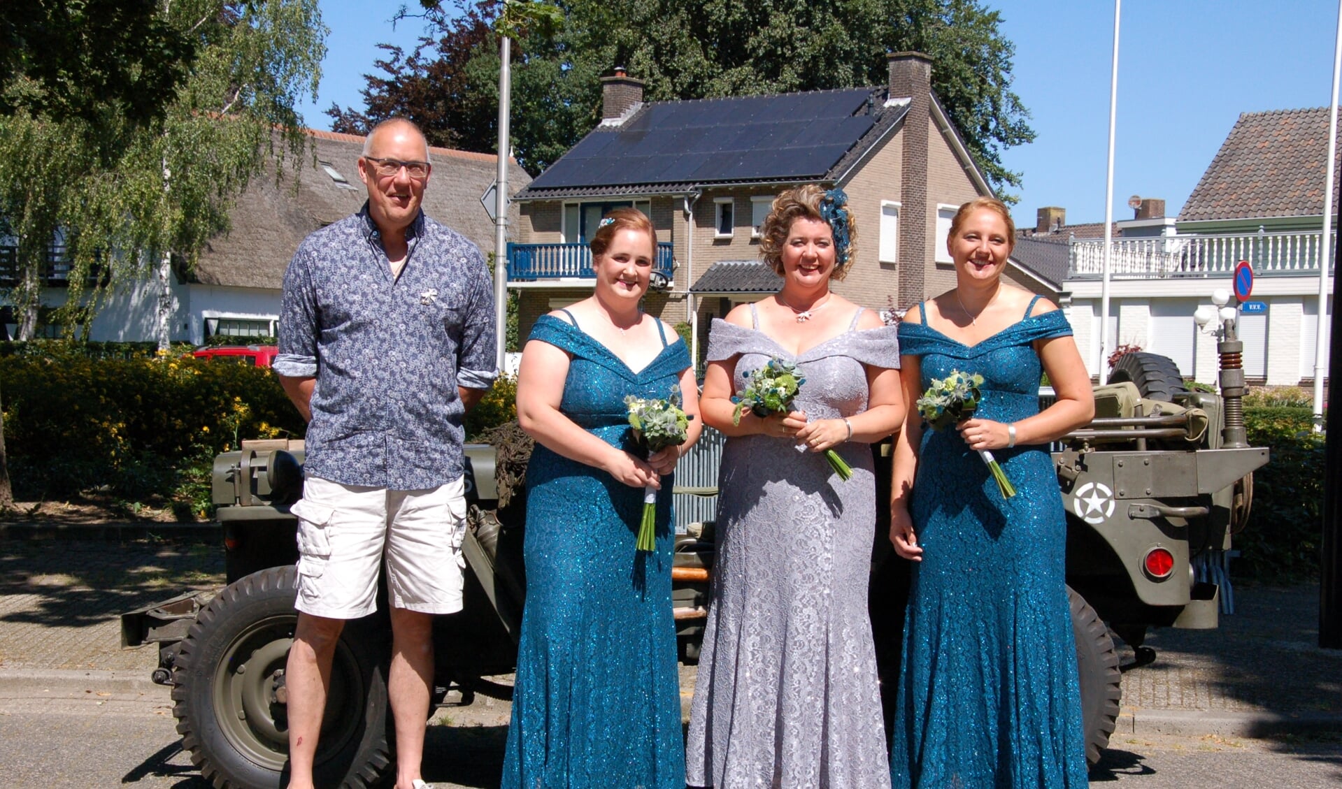 Kersenkoningin en hofdames en winnaar Zilveren Kers. (foto: Sint-Caecilia / Marcel)